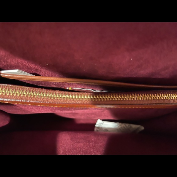 The Purse She Did Not Want. - Picture 5 of 6